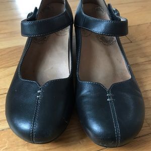 Taos Samba - Low Heels in Classic Black